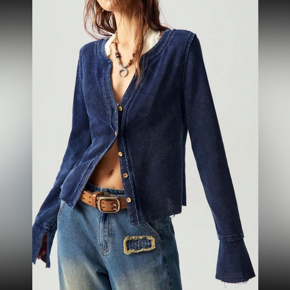 - Luxe button detail bell sleeve long sleeve top - Picture 3 of 8